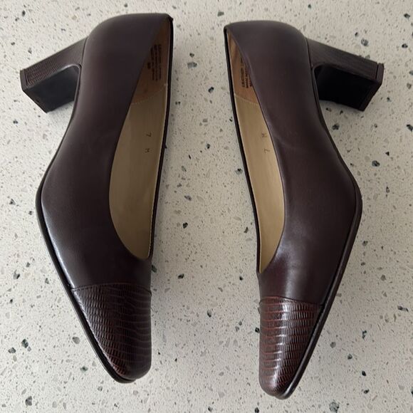 Etienne Aigner Strada VINTAGE Women’s Size 7M Brown Leather Block Heel Pumps EUC - Picture 4 of 15